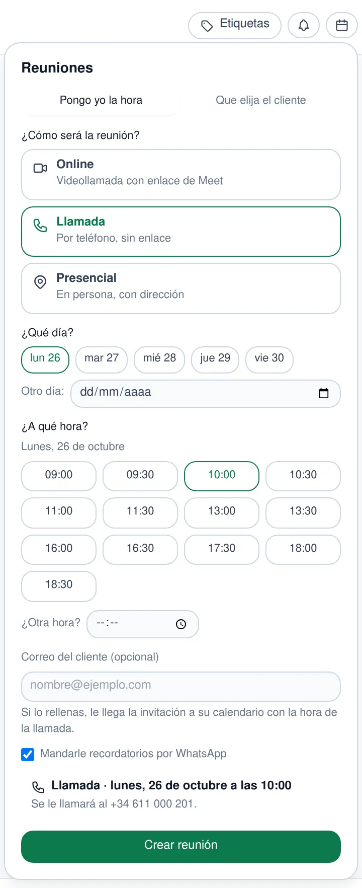 El panel «Reuniones» de un chat con la opción Llamada marcada, los días y las horas libres, el correo opcional y el resumen «Se le llamará al +34 611 000 201.»