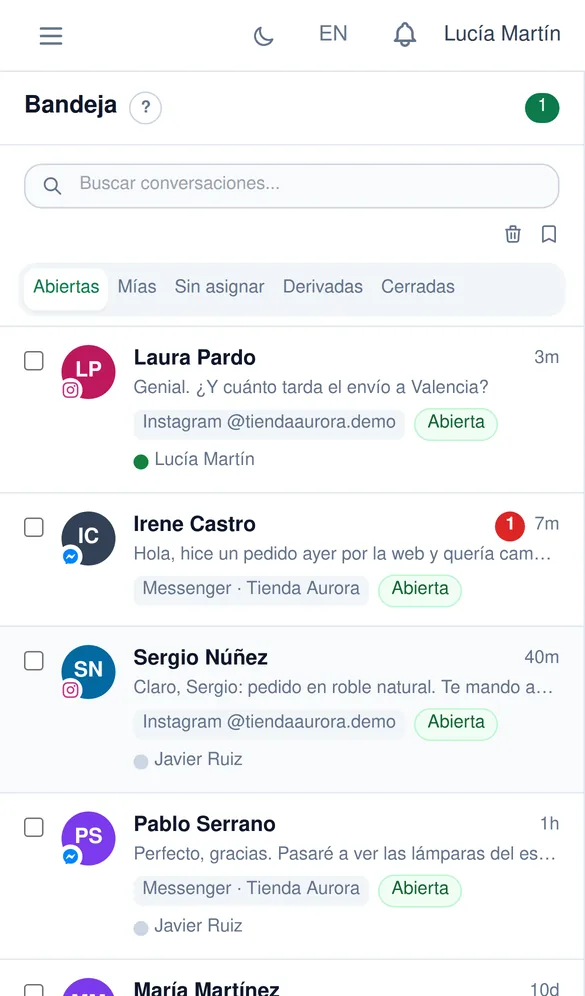 La bandeja de Chatendo en un teléfono móvil con conversaciones de Instagram y de Messenger